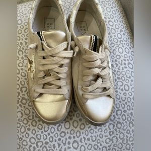 Reya shushop sneaker size 6